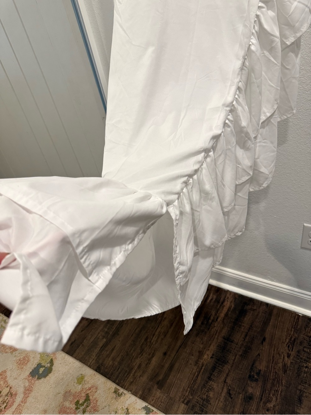 White crib bed skirt with double ruffle. EUC, no rips/stains, standard size.